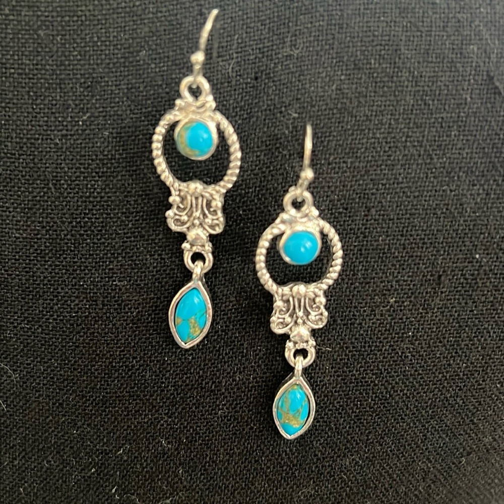 Silver fashion earrings. New never worn